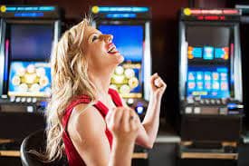 Studio Speed Baccarat london 69 dengan dealer dan kamera multi-sudut menampilkan tabel kartu